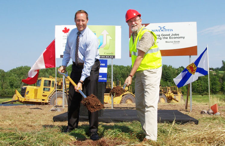 Minister of National Defence and Regional Minister for Nova Scotia Peter McKay and Nova Scotia Minister of Transportation and Infrastructure Renewal Maurice Smith pose for a photo during the groundbreaking ceremony for Phase 2 of the Highway 104 project, held on Aug. 31 in Antigonish, N.S.  Image: Transport Canada.