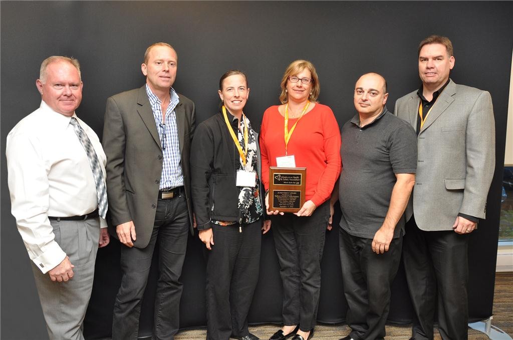 Presentation of Achievement Award by Al Beattie, president and CEO of IHSA, to management and employees of Dufferin Concrete, Ontario Redimix and Holcim Canada (CNW Group/Holcim Canada Inc.)
