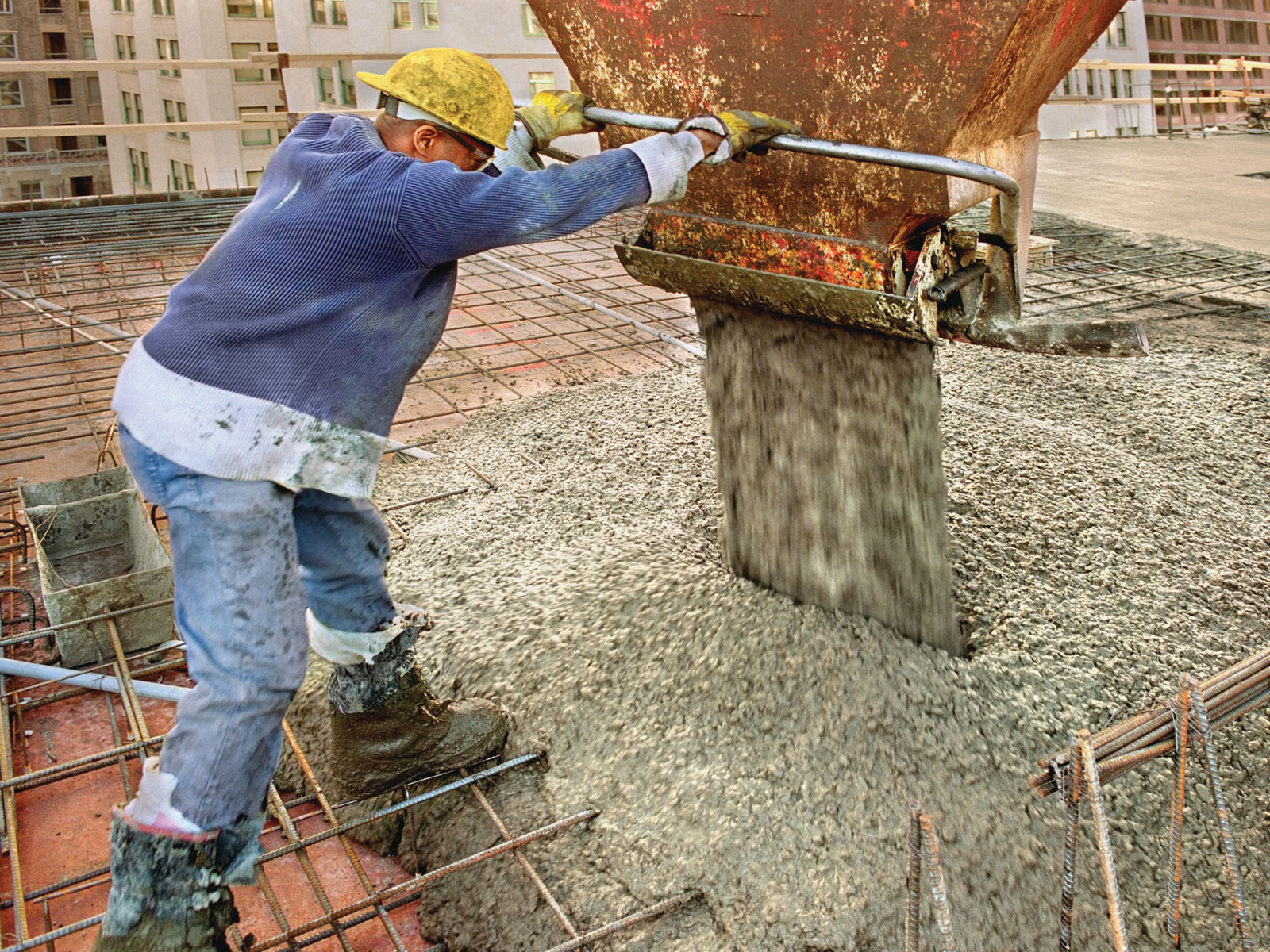 Производство бетонной смеси. Стройка бетон. Бетонирование в строительстве. Строительные растворы. Заливание бетона.