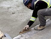worker_concrete_finshing_trowel