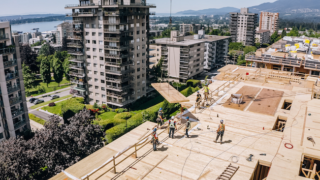 adera_crest_construction_mass_timber_hoist