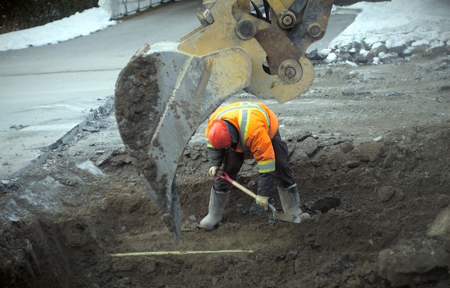 worker_excavator_road_ditch