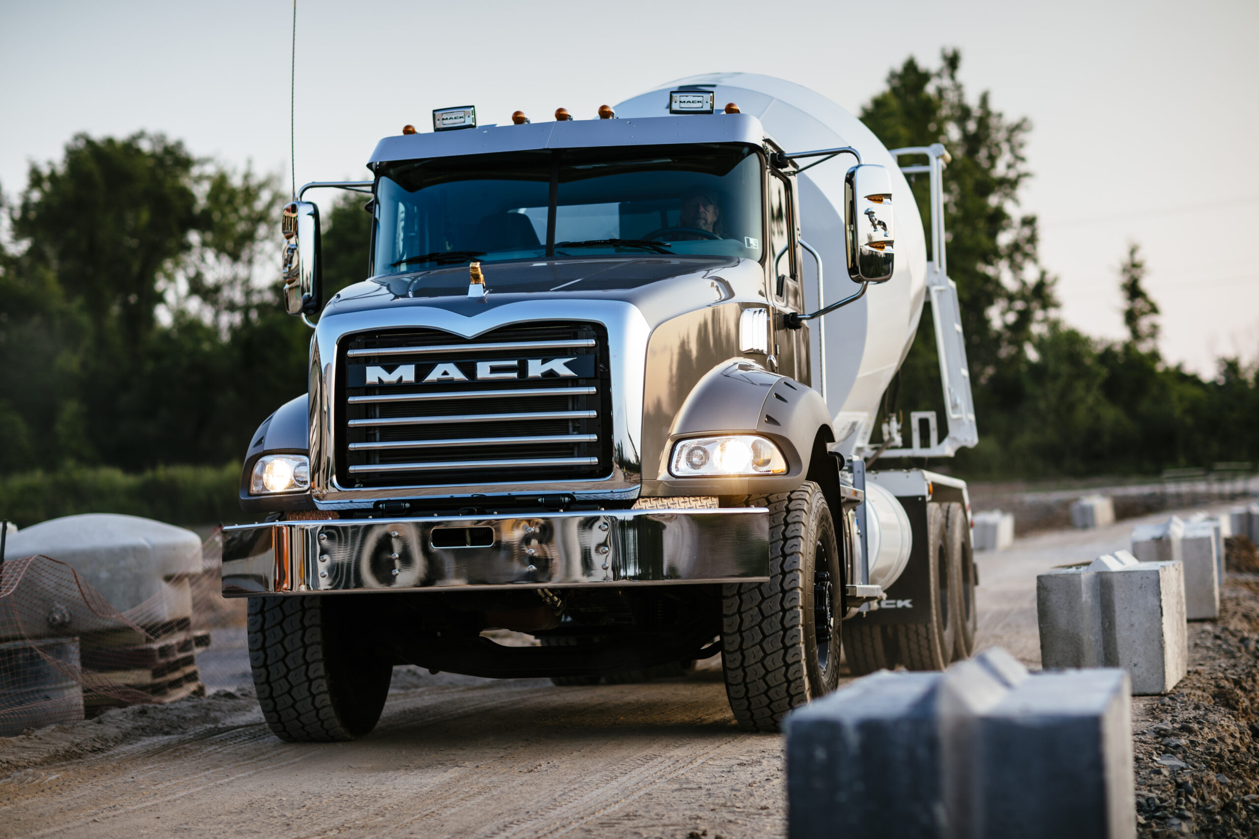 220112 – Mack Granite mixer
